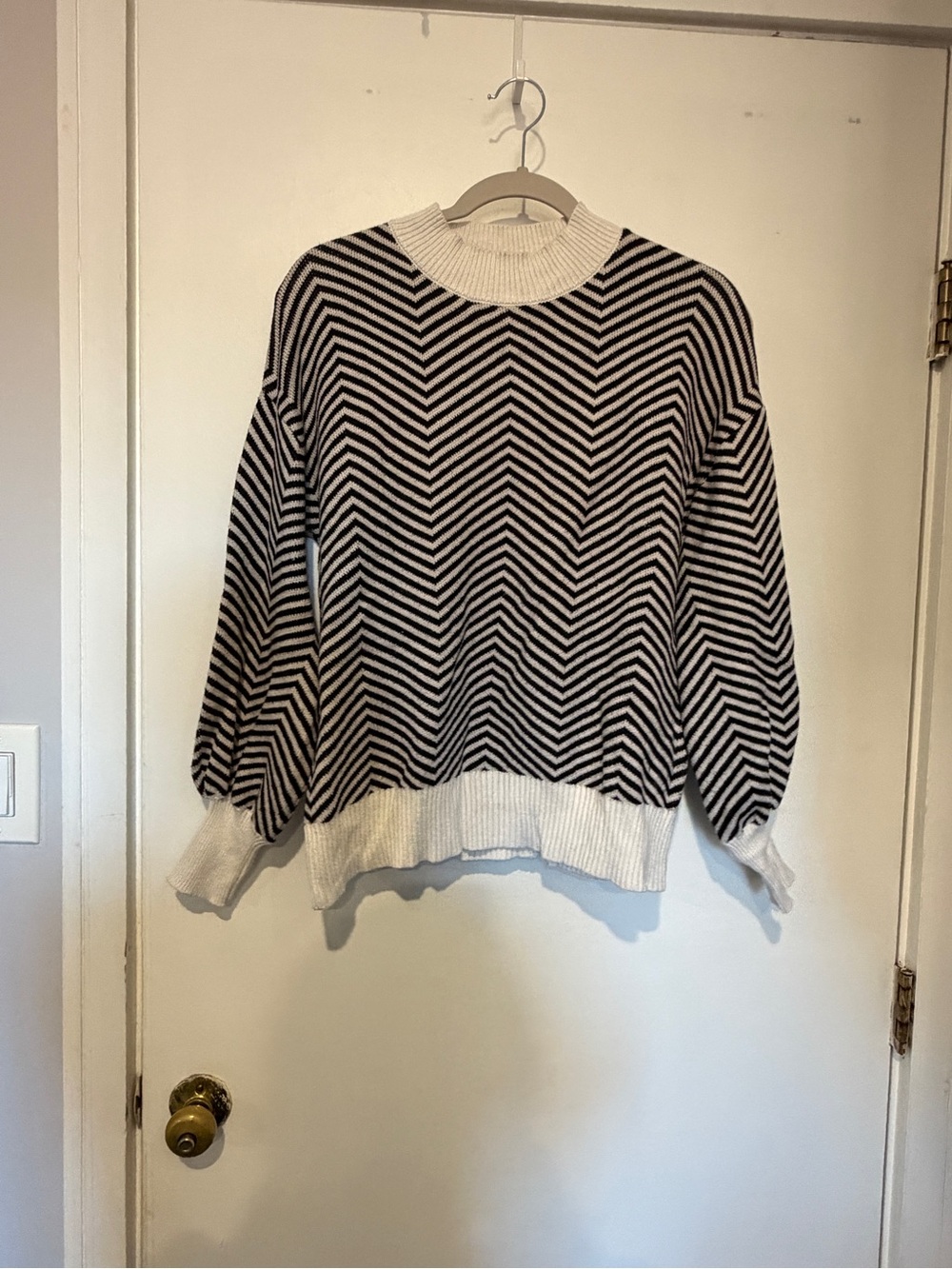 Chevron Stripe Knit Pullover Sweater - Cream & Black